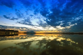 开云真人娱乐官网-惊险或喜悦：比赛中的突发意外，惊险和刺激的意思一样吗