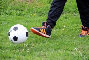 开云体育开云-城市足球节活动吸引大量青少年参与拓宽选材范围，青少年足球推广方案