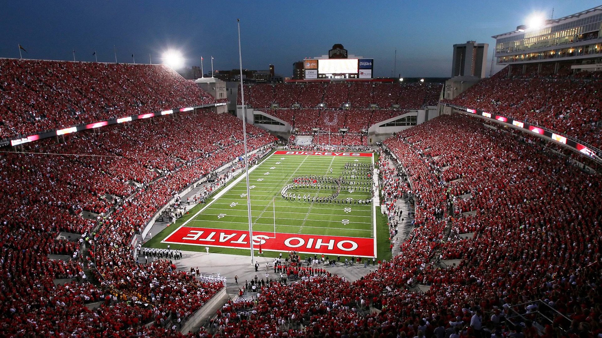 未来足球场馆将实现全场高清视频监控，确保赛事安全，足球场摄像头位置